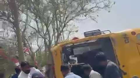 ग्रेटर नोएडा में 50 बच्चों से भरी बस पलटी, 10 गंभीर रूप से घायल